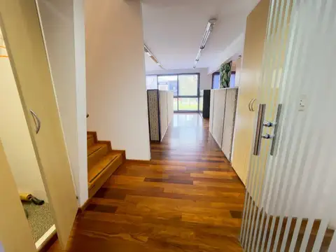 Oficina 5 ambientes con 2 baños