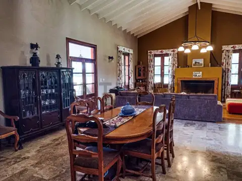 Casa 8 ambientes con 5 baños