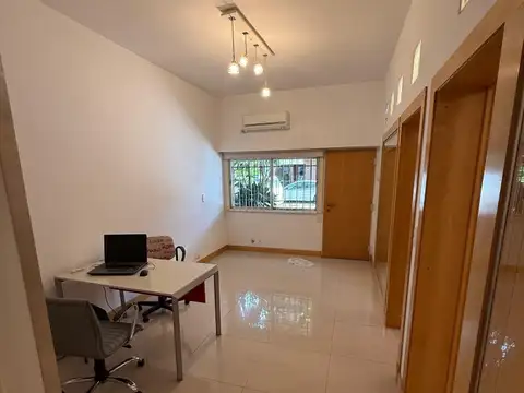 M. J. Haedo 1460 (Vicente López) Excelente Ubicación. Oficina en PB. Sup cub: 45 m2