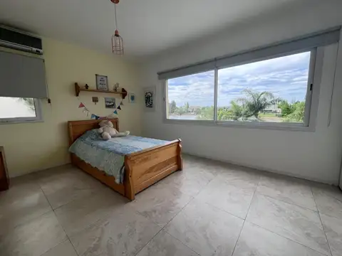 Casa en Alquiler con 3 cocheras