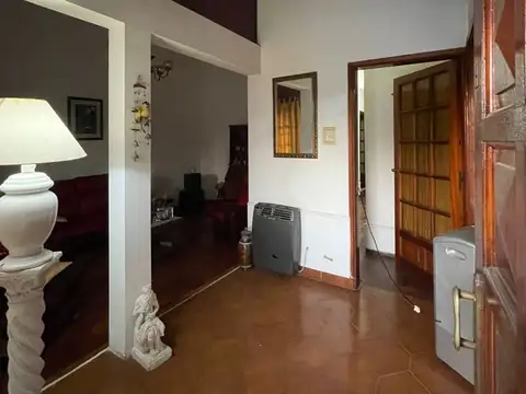 Casa 4 dormitorios, cochera p/ 3 Vehiculos, con Pileta - con escritura