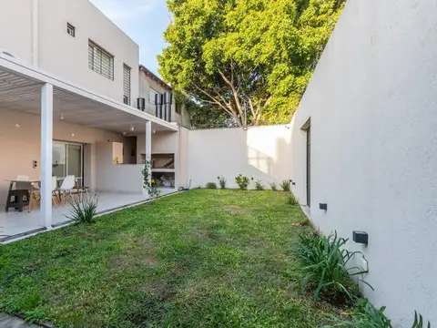 VENTA CASA 3 DORMITORIOS CON PATIO Y COCHERA ESPAÑA Y HOSPITALES