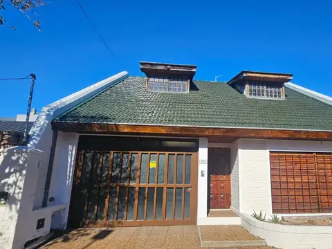 Venta Casa 4 Ambientes con Jardin Parrilla y Cochera Ballester