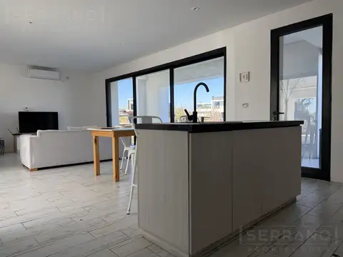 Casa en Alquiler con 4 cocheras