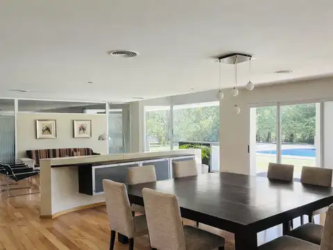 Casa en Venta con 3 cocheras