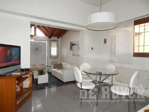 Casa 4 ambientes con 2 baños