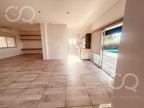 Casa 6 ambientes con 2 baños