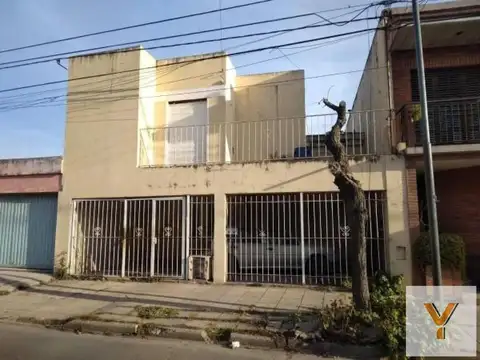 Casa en venta - 3 Dormitorios 2 Baños - Cochera - 242Mts2 - Luján