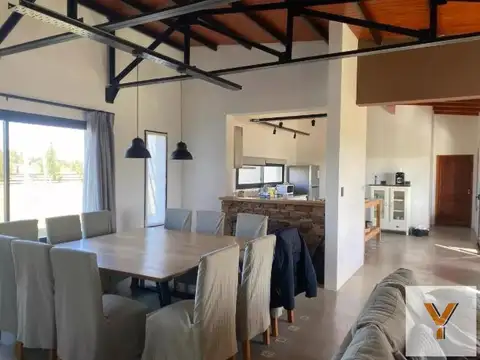 Casa 6 ambientes con 3 baños