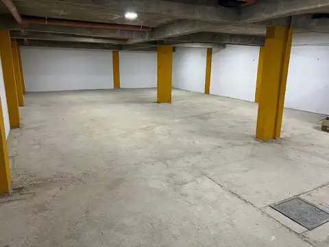 Cochera en subsuelo. Excelente ubicación: Hipolito Yrigoyen 7718, Banfield