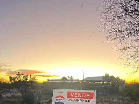 Se vende espectacular campo con casa.