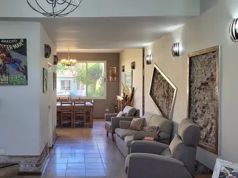 Casa 4 ambientes con 2 baños