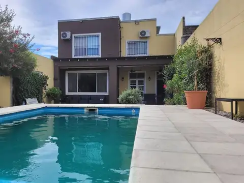 VENTA CASA 4 AMBIENTES EN BANFIELD, PARQUE, PILETA