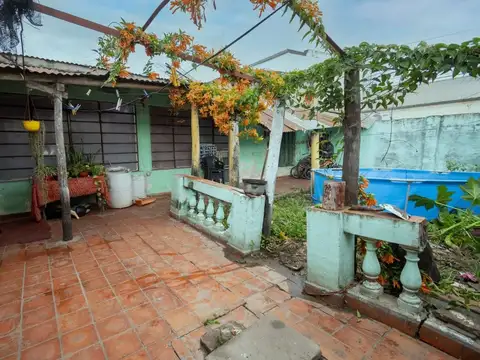 REMAX Vende Casa a Refaccionar en Monte Vera.