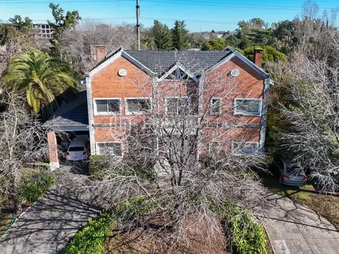 Casa en Venta con 2 cocheras