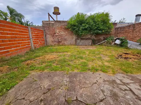 VENTA CASA 2 AMB CON FONDO QUILMES OESTE
