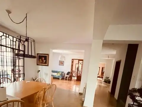 Casa 4 ambientes con 5 baños