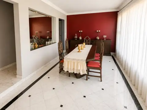 Casa en Venta con 6 cocheras