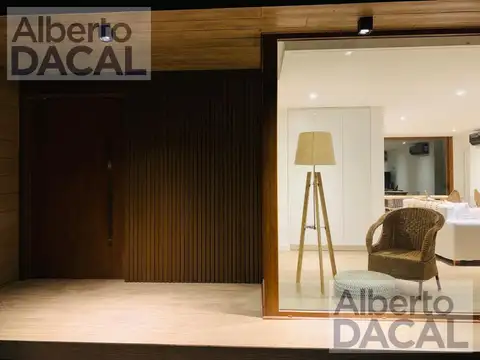 Casa en Alquiler con 2 cocheras
