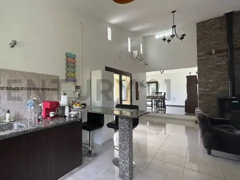 Casa en Venta con 2 cocheras