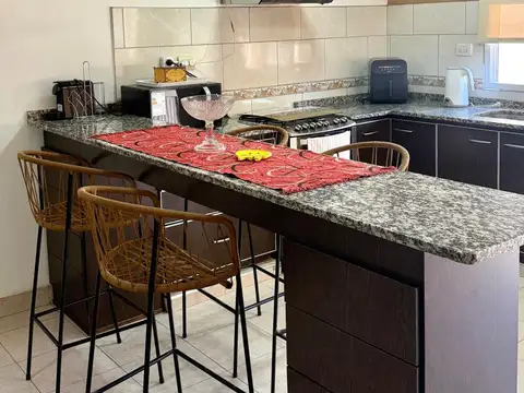 Casa 8 ambientes con 3 baños
