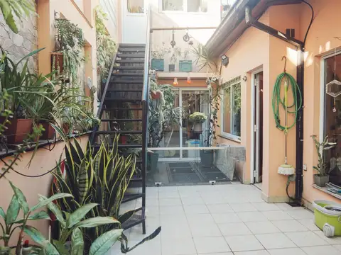 Espectacular Casa con doble cochera, patio y terraza con parrilla en excelente zona de Palermo Soho!