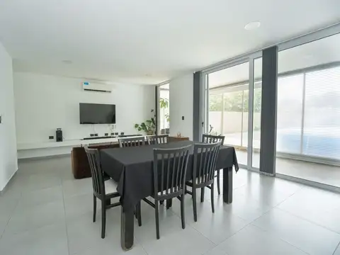 CASA EN VENTA LA PLATA 3 DORMITORIOS AMPLIO PARQUE