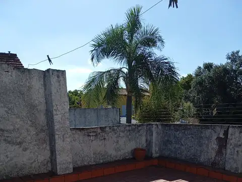 A 2 c/ av. Maipu y 1 1/2 de HIp Irigoyen.