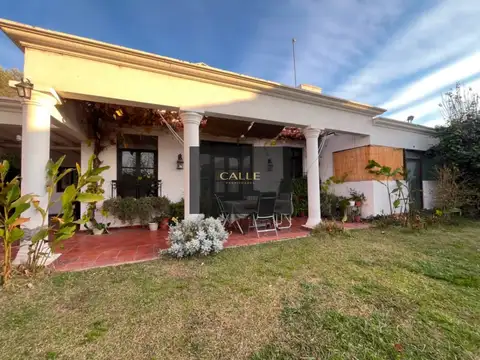 Casa en venta c/ cochera en Villa Nueva