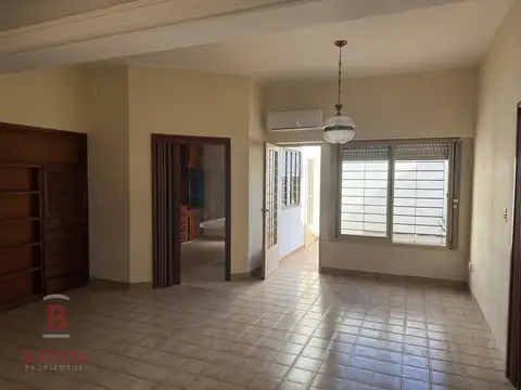 Casa 5 ambientes con 1 baño
