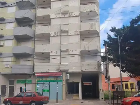 DEPARTAMENTO DOS Y 1/2 AMBIENTES CON COCHERA - A METROS DEL MAR