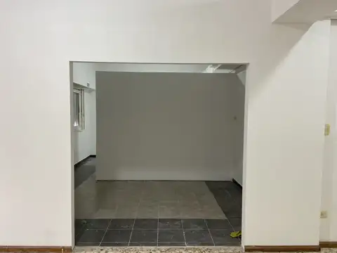 VILLA BALLESTER CENTRO: DEPARTAMENTO AL FRENTE 1ER. PISO POR ESCALERA. APTO PROFESIONAL 