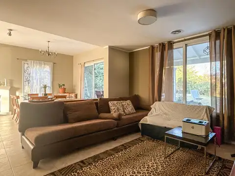 Casa 7 ambientes con 2 baños