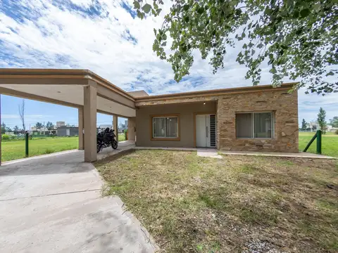 VENTA- CASA DE TRES DORMITORIOS CON COCHERA Y PILETA. BARRIO PINARES DEL SUR