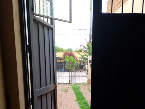 DEPTO T/CASA INTERNO   ENTRADA DE AUTO GARAGE PATIO COCINA  LIVING DOS DORMITORIOS