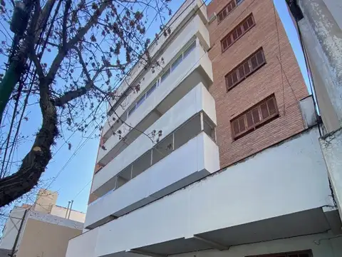 Venta de departamento de dos dormitorios con cochera