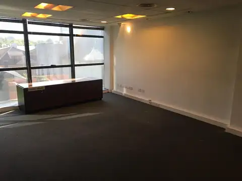 Oficina en Alquiler con 3 cocheras