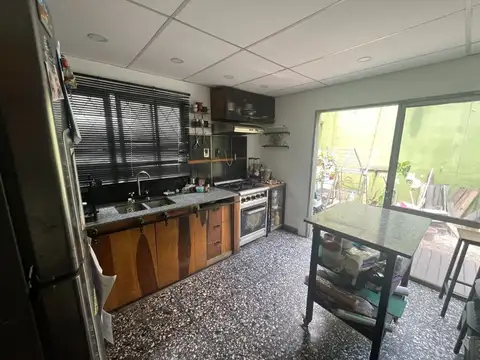 PH 5 AMBIENTES AL FRENTE CON PATIO – LANÚS OESTE