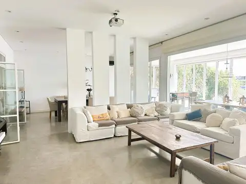 Alquiler | Casa con 5 dormitorios en lote a la laguna | Los Alisos, Nordelta