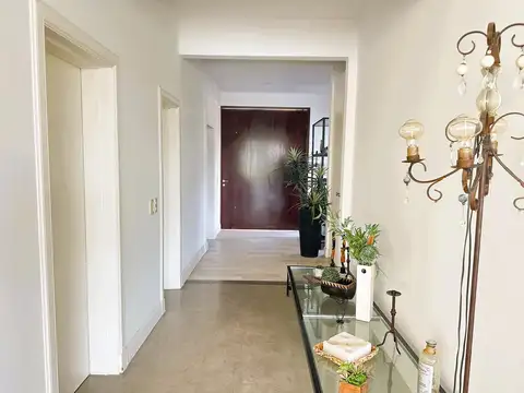Casa en Alquiler con 2 cocheras