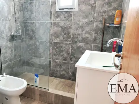 Casa 4 ambientes con 2 baños