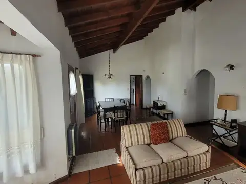 Casa en Alquiler con 1 cochera