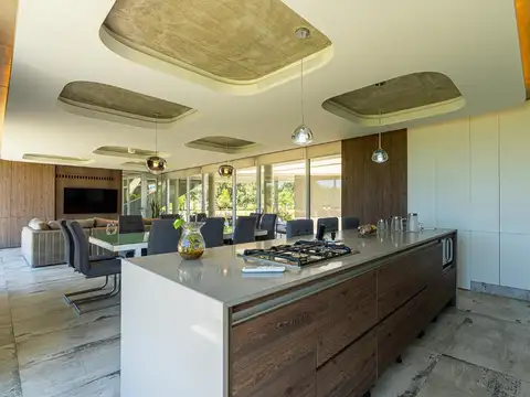 Casa en Venta con 3 cocheras