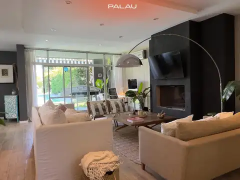 Casa en Venta con 2 cocheras