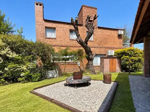 Casa en Alquiler con 2 cocheras