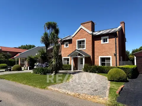 VENTA CASA 4 AMB. CON PILETA B. SOLES DEL PILAR