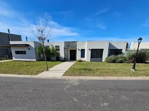 Casa en Alquiler con 3 cocheras
