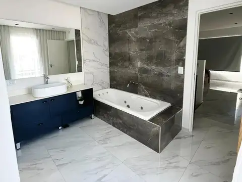 Casa en venta - 4 Dormitorios 4 Baños - General Pueyrredón