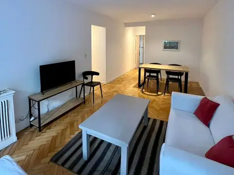 Alquilo Temporario en Recoleta. 4 Ambientes con balcón al frente.