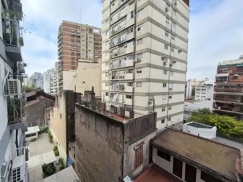 Barrio Norte: Monoambiente super luminoso. Cocina completa y baño con multifaz. Ubicación top.-